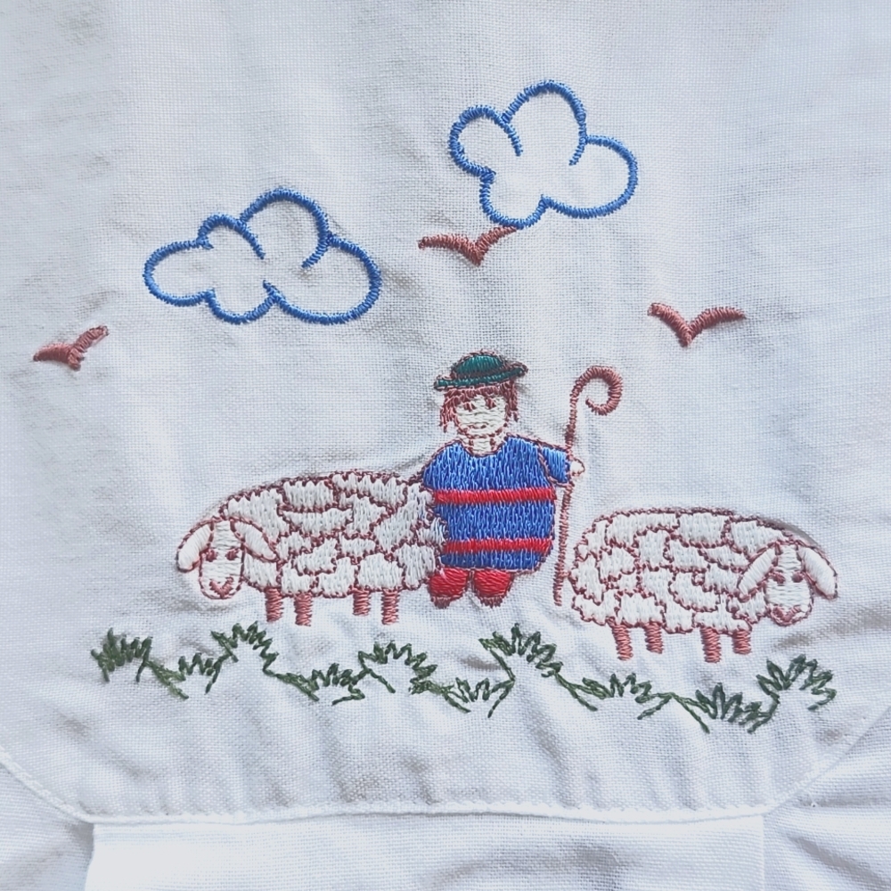 🌼 Vintage collared shirt with embroidered details